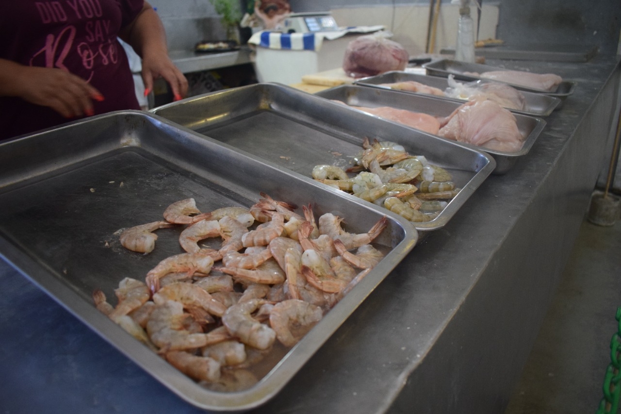 “Es devastador, la gente comenzó a irse para no perder. En el área de carnes somos 40 locatarios, se ha marchado la mitad”, dicen comerciantes
