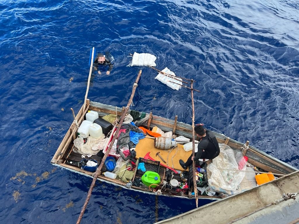 Marina rescata a seis balseros cubanos frente a las costas de Progreso