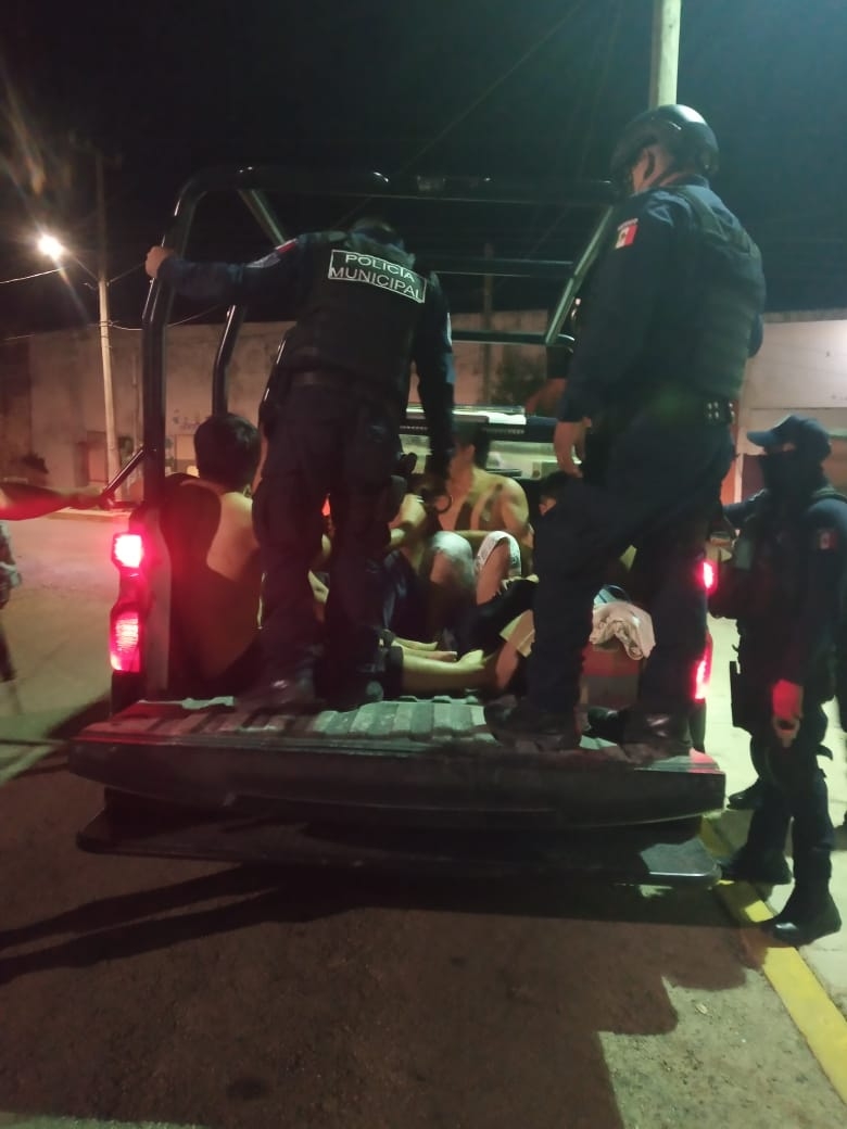 Los hombres fueron detenidos por elementos policiales Los hombres fueron detenidos por elementos policiales