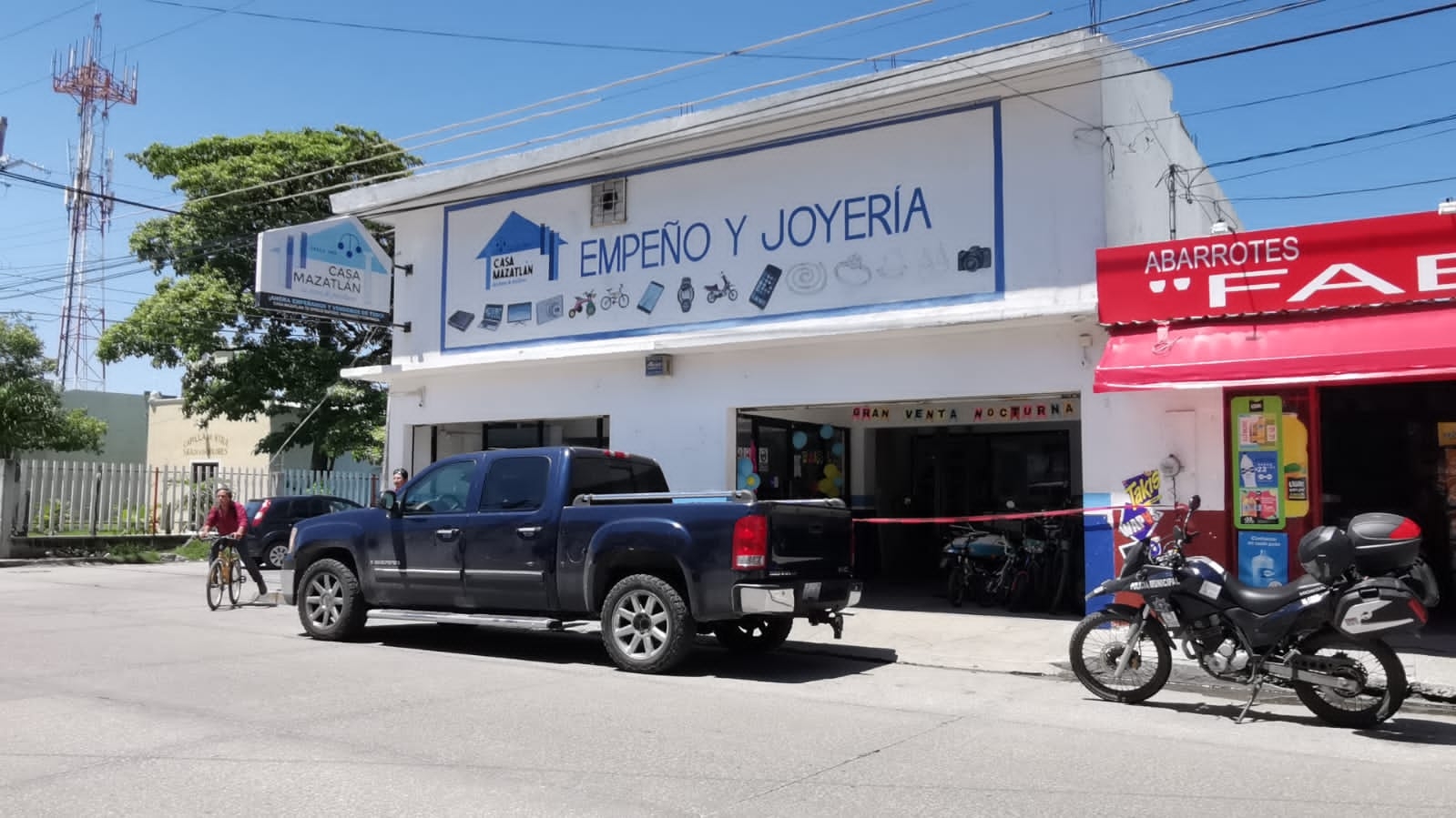 Ante la exigencia los empleados del lugar accedieron para evitar resultar lesionados