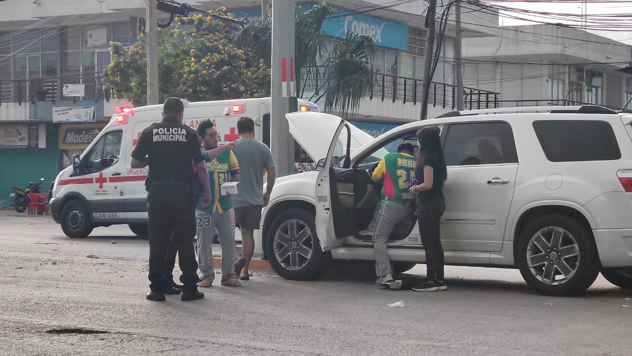 Camioneta chocha contra poste de cámaras de video en Ciudad del Carmen Camioneta chocha contra poste de cámaras de video en Ciudad del Carmen