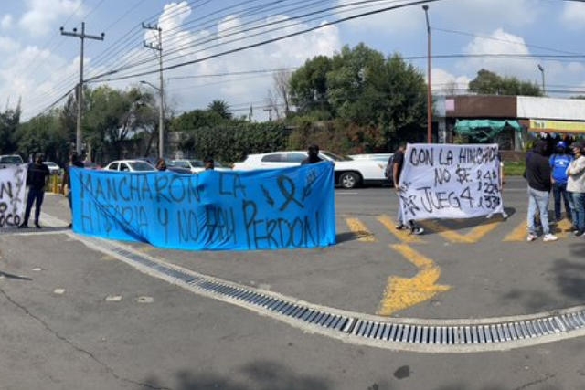 Varios aficionados se hicieron presentes en las instalaciones de La Máquina para manifestar su enojo