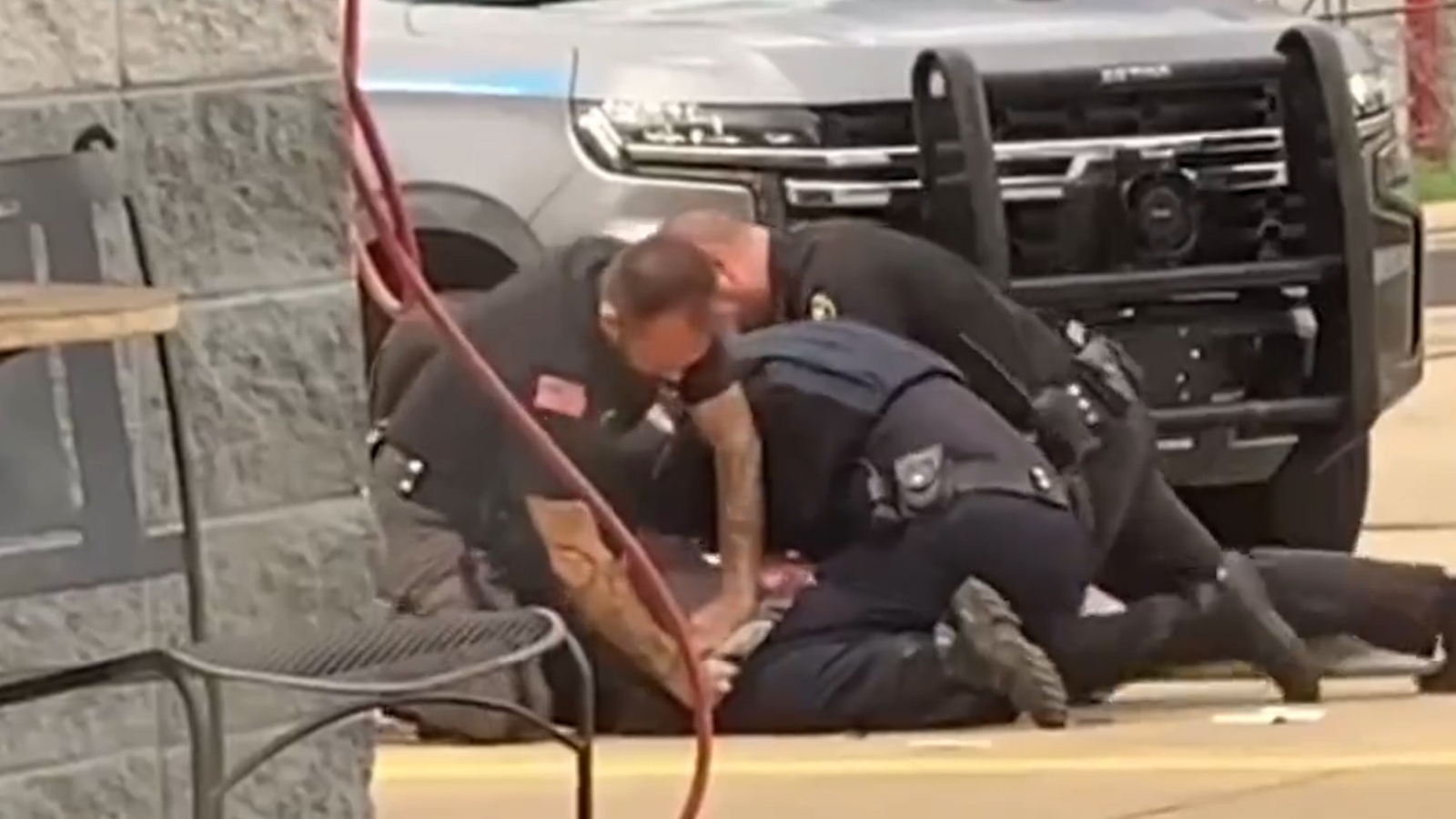 Policías golpean brutalmente a hombre durante arresto en Arkansas Policías golpean brutalmente a hombre durante arresto en Arkansas