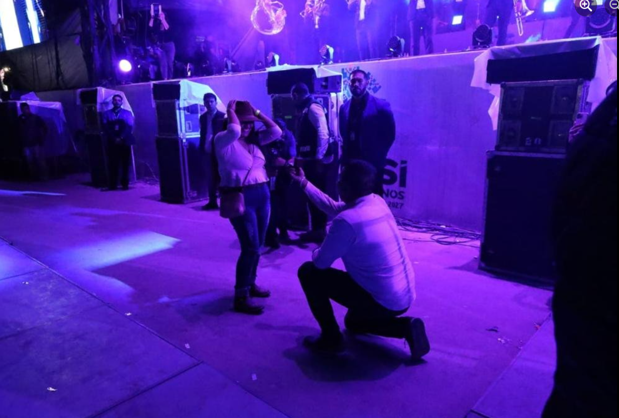Con Banda MS de testigo, enamorado pide matrimonio a su novia Con Banda MS de testigo, enamorado pide matrimonio a su novia