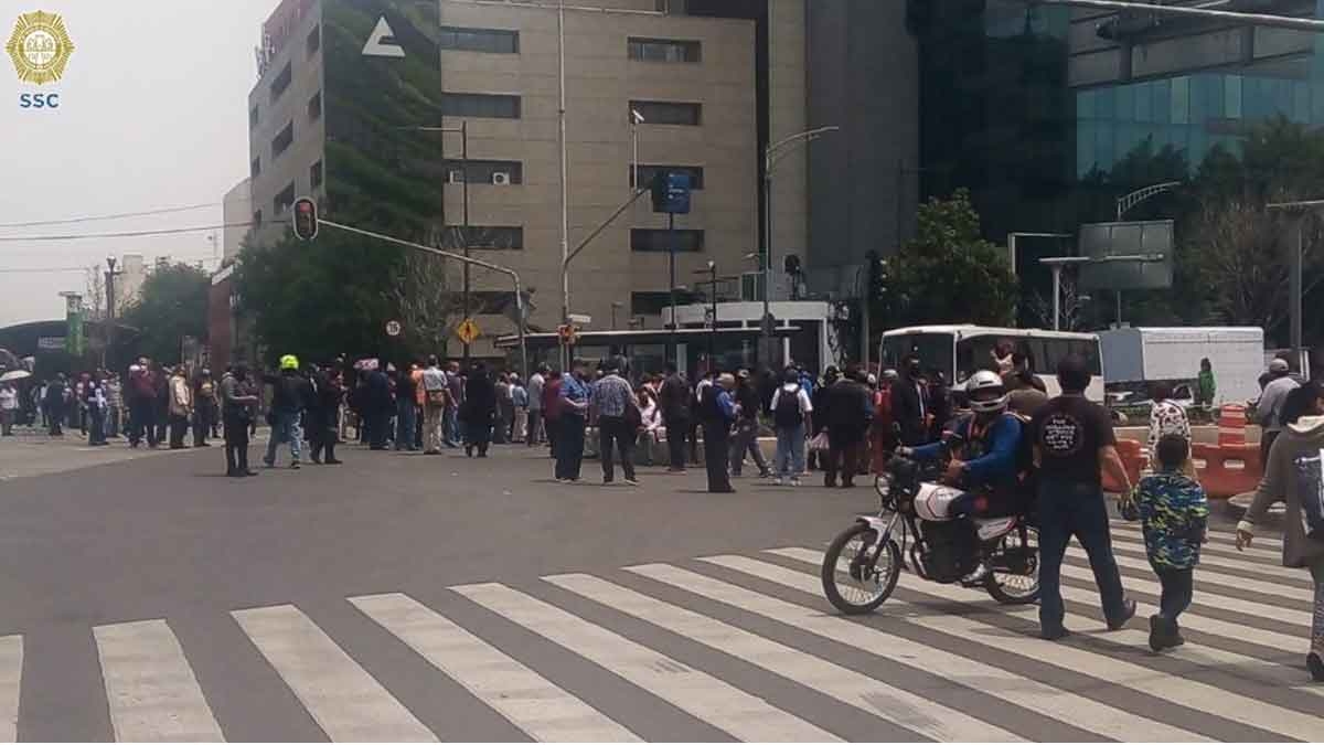 Este lunes alrededor de 100 ex trabajadores de la extinta ruta 100, cerraron las vialidades de Balderas, Arcos de Belén, Niños Héroes y Dr. Río de la Loza