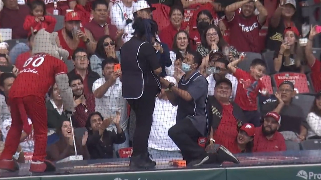 Pareja robara cámara durante un juego de la Liga Mexicana de Béisbol al comprometerse. Pareja robara cámara durante un juego de la Liga Mexicana de Béisbol al comprometerse.