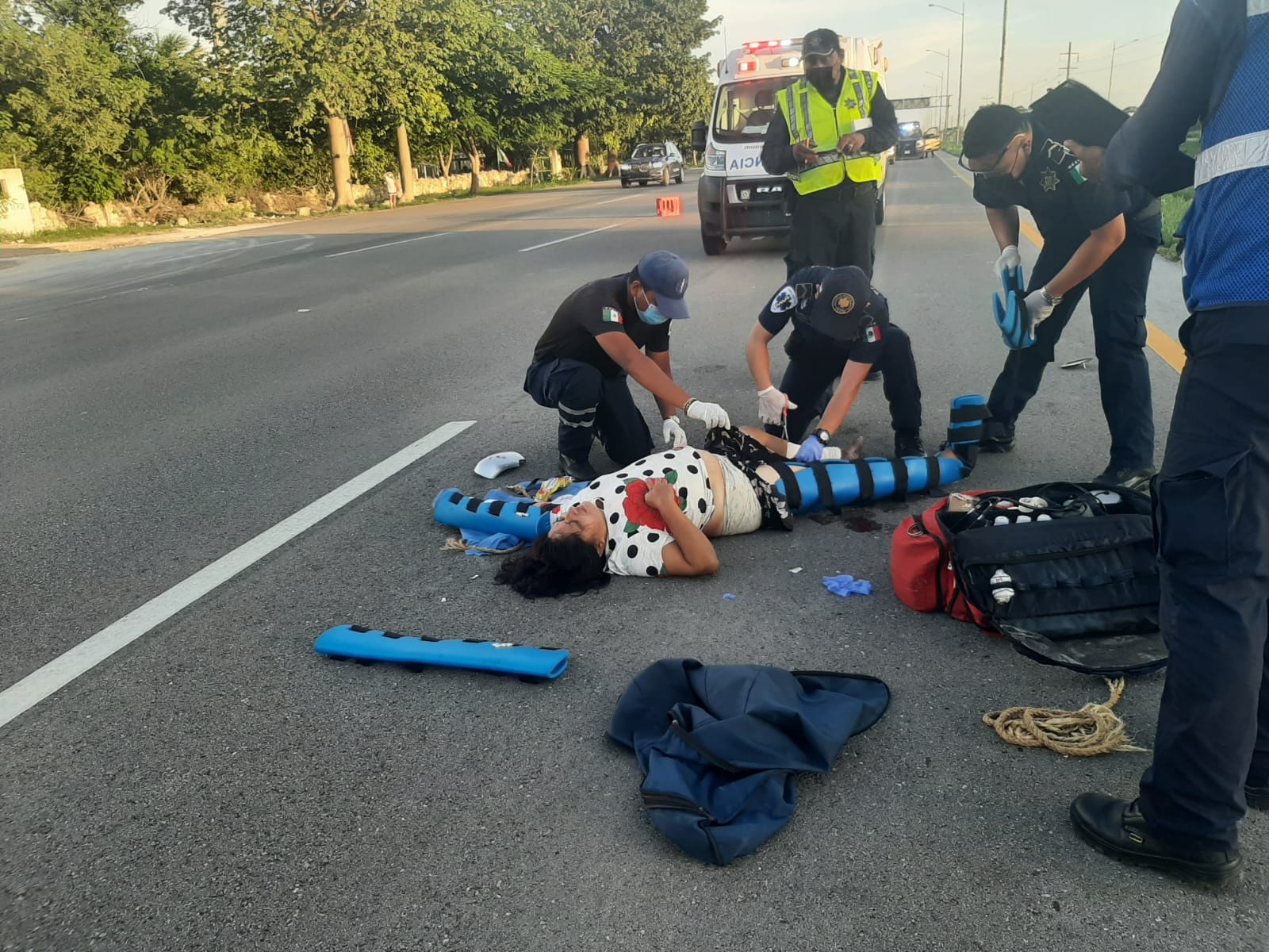 Automóvil arrolla a mujer y la deja en estado crítico en Progreso