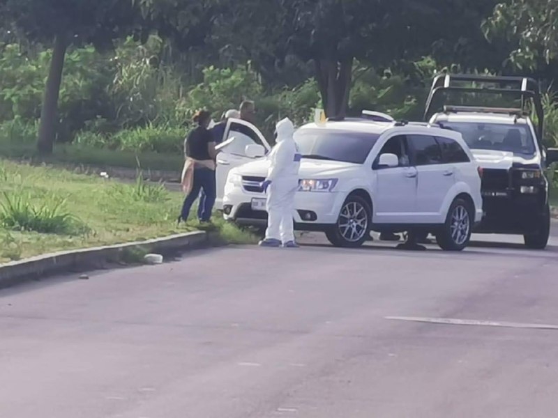 En la avenida Erick Paolo Martínez quedó la camioneta blanca de la víctima, la cual fue revisada por los peritos en busca de indicios, para dar con su paradero En la avenida Erick Paolo Martínez quedó la camioneta blanca de la víctima, la cual fue revisada por los peritos en busca de indicios, para dar con su paradero