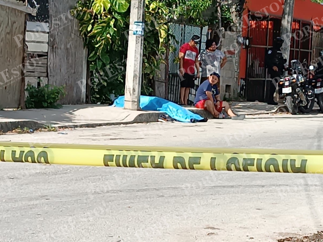 Vecinos de la Supermanzana 236 se acercaron al cuerpo pese al acordonamiento de una parte de la calle 138, donde el fallecido permaneció cubierto con una sábana Vecinos de la Supermanzana 236 se acercaron al cuerpo pese al acordonamiento de una parte de la calle 138, donde el fallecido permaneció cubierto con una sábana