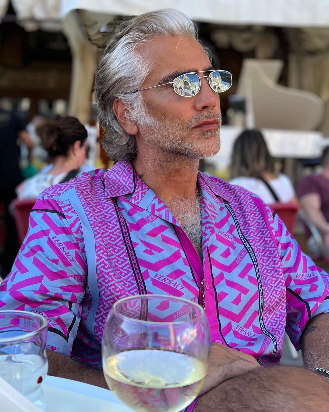 Alejandro Fernández se fotografió cerca de la Basílica de San Marcos en Venecia, donde aprovechó para tomar una copa de vino