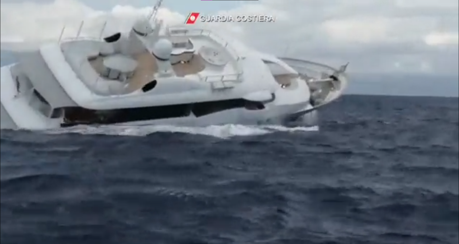 El naufragio del yate fue captado por elementos de la Guardia Costera Italiana, cuando buscaban rescatar a sus tripulantes