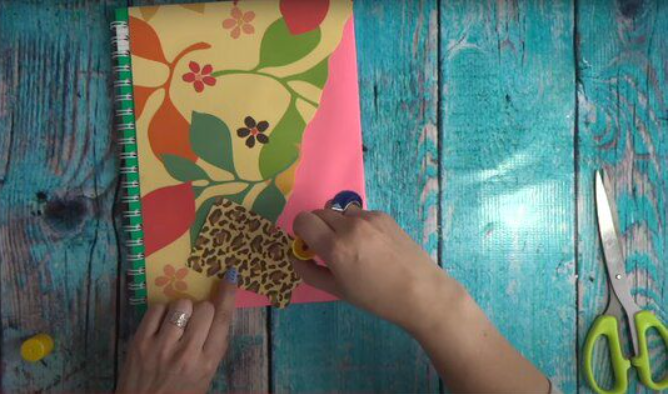 Forrar los libros suele ser un requisito en los establecimientos educativos