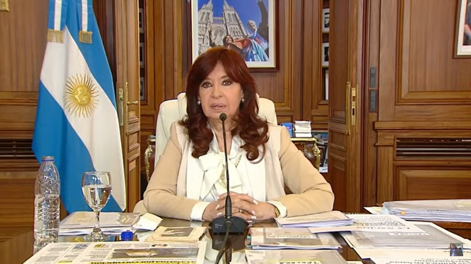 Cristina Fernández ha aparecido públicamente este día, luego del ataque que casi acaba con su vida hace dos semanas