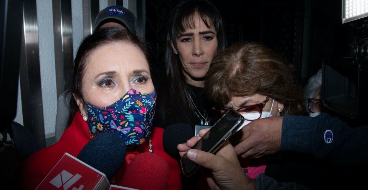 Rosario Robles acude a firmar y entrega su pasaporte a la FGR
