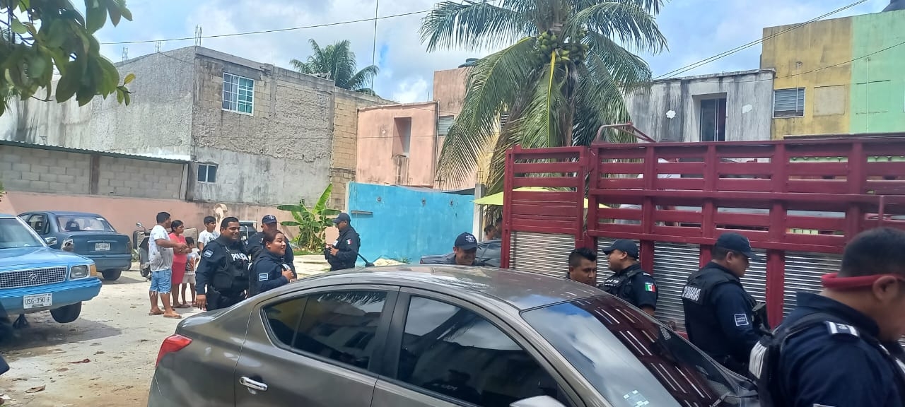 Policías de Playa del Carmen vigilaron que el desalojo en el fraccionamiento La Guadalupana se realizara sin mayores inconvenientes Policías de Playa del Carmen vigilaron que el desalojo en el fraccionamiento La Guadalupana se realizara sin mayores inconvenientes
