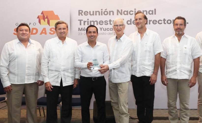 El director general de Grupo Sadasi, Enrique Vainer Girs, reconoció la labor del gobernador Mauricio Vila Dosal