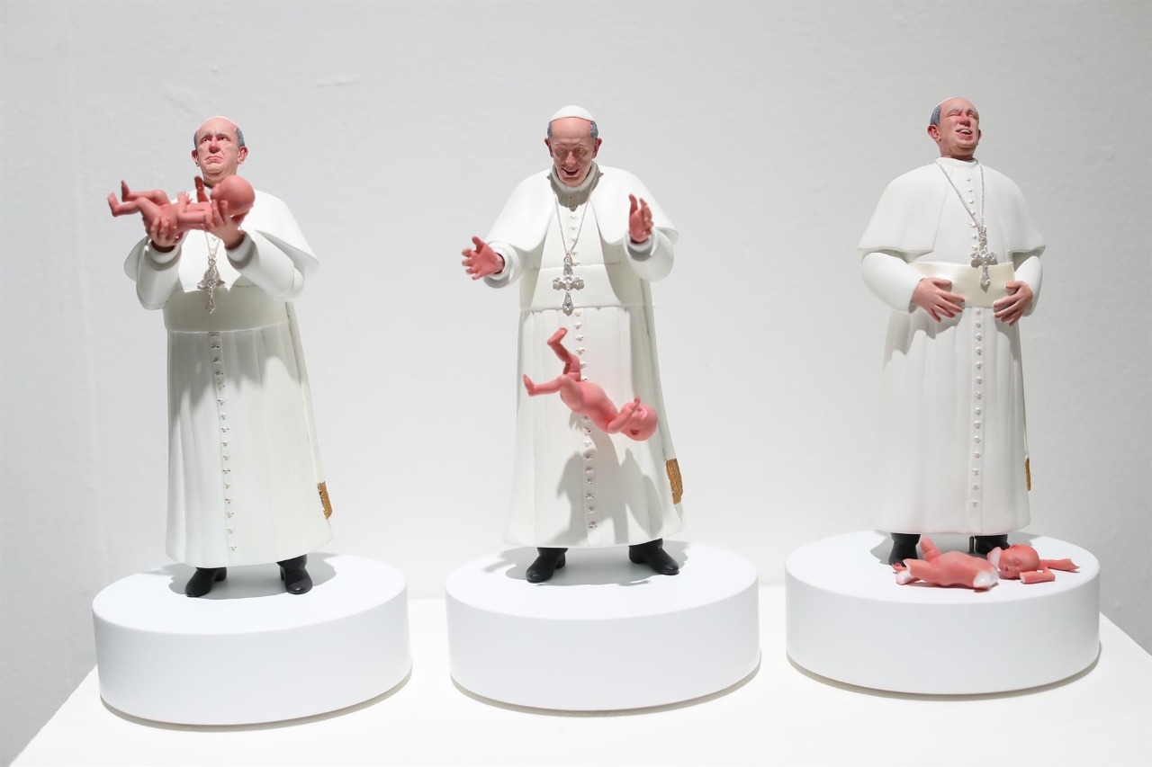 Una escultura del papa Francisco tirando a un bebé causa polémica en México