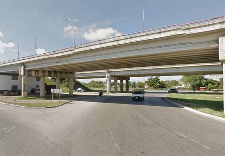 Algunos automovilistas que pasaban por el sitio se unieron a la labor de apoyar a la que pretendía atentar contra su vida y solicitaron ayuda a la Policía Estatal Algunos automovilistas que pasaban por el sitio se unieron a la labor de apoyar a la que pretendía atentar contra su vida y solicitaron ayuda a la Policía Estatal