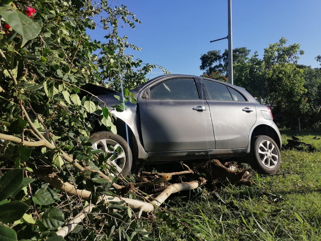 El vehículo se fue a la hondonada que divide al Periférico de Mérida El vehículo se fue a la hondonada que divide al Periférico de Mérida