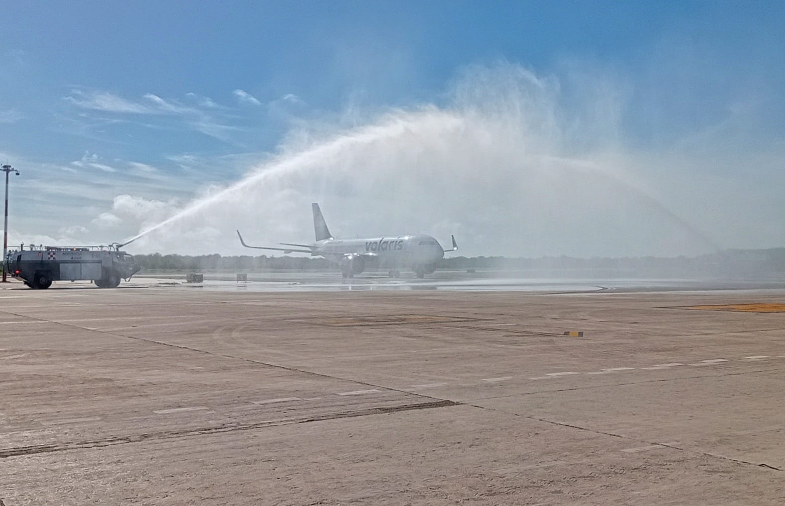 El vuelo fue recibido por el tradicional arco de agua