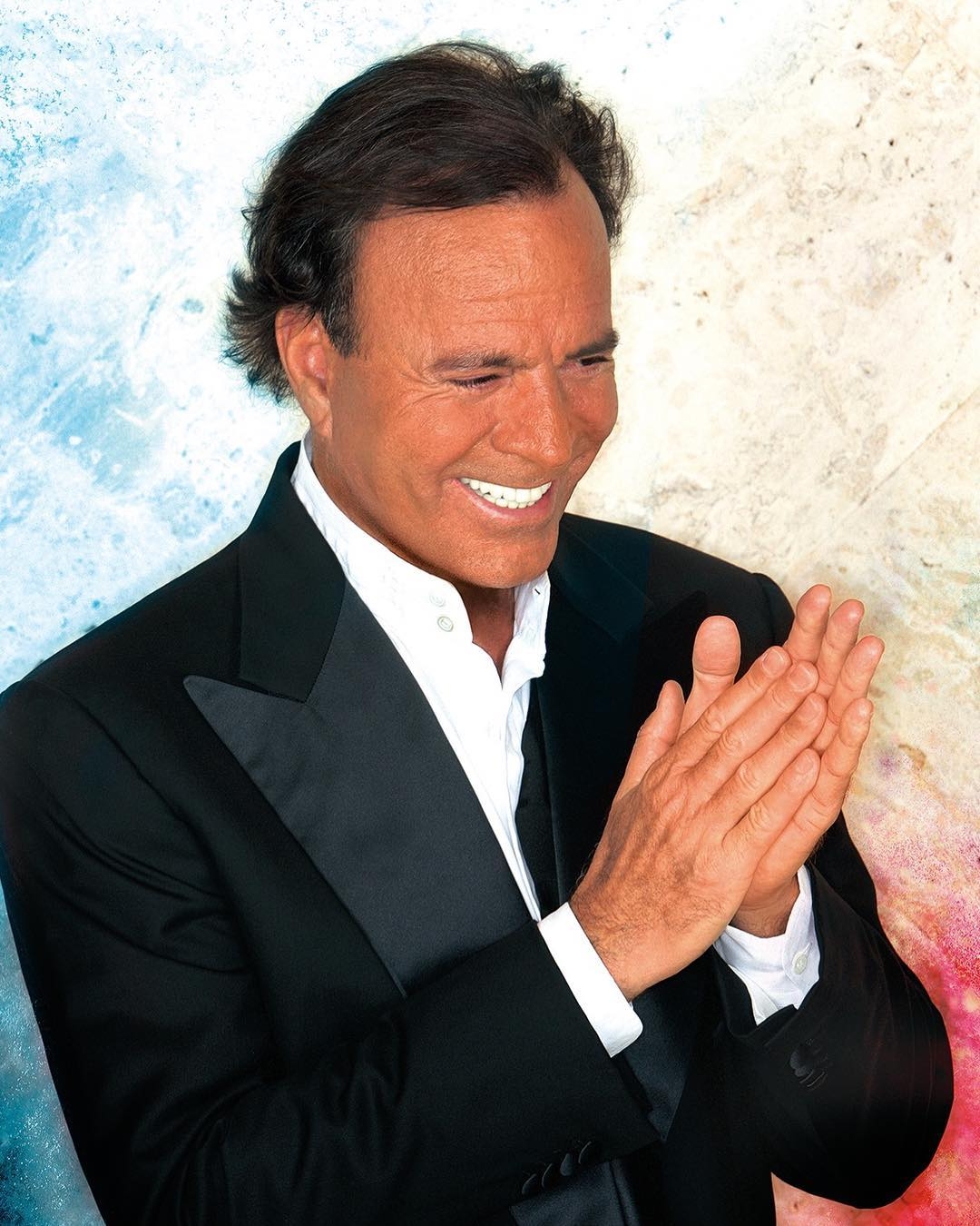 Julio Iglesias recalcó que está listo para grabar nuevas canciones para su público, que lo ha seguido a través de los años Julio Iglesias recalcó que está listo para grabar nuevas canciones para su público, que lo ha seguido a través de los años