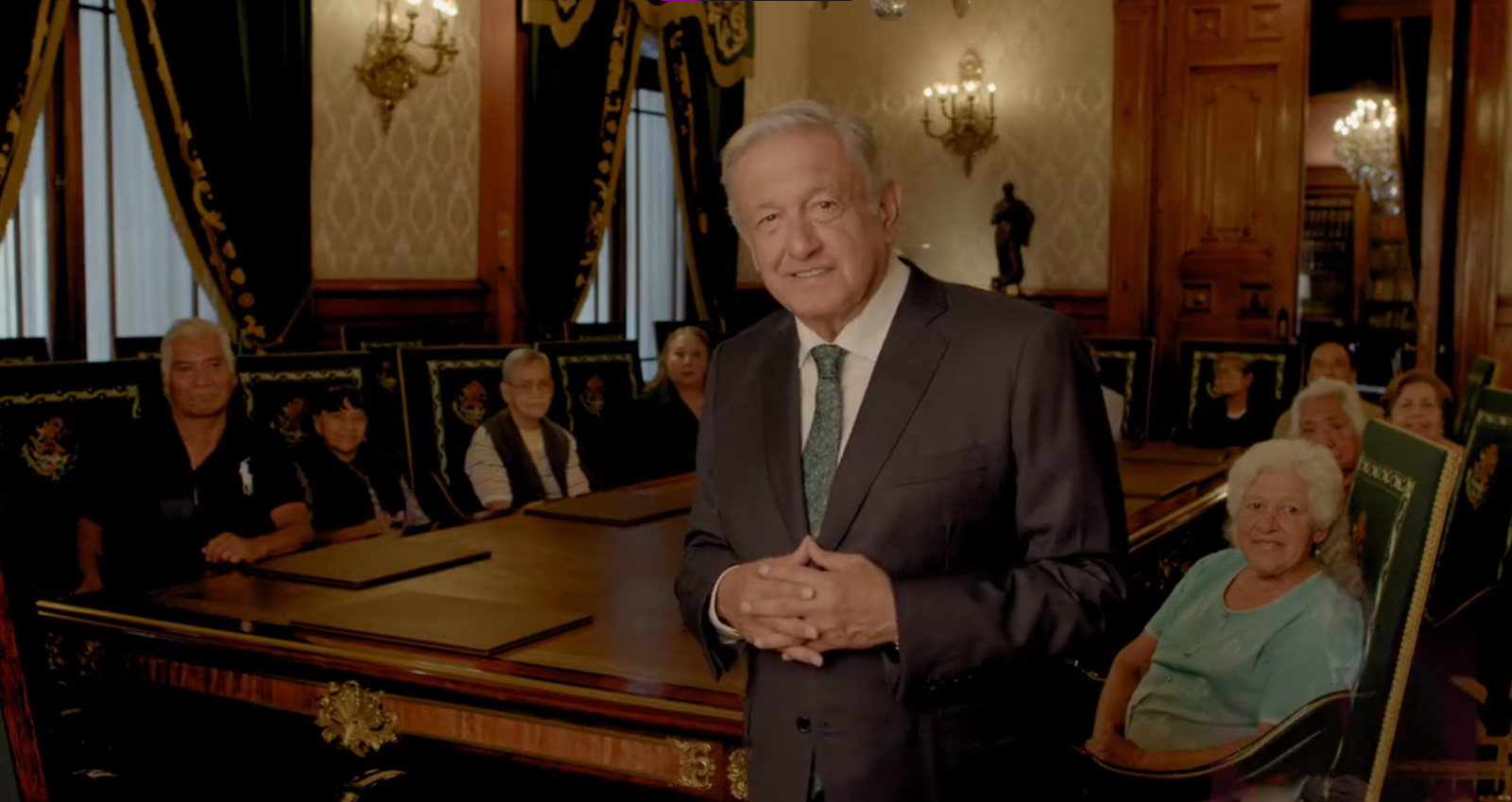 AMLO apareció junto a 11 adultos mayores en su primer promo sobre su Cuarto Informe de Gobierno, grabado en Palacio Nacional AMLO apareció junto a 11 adultos mayores en su primer promo sobre su Cuarto Informe de Gobierno, grabado en Palacio Nacional
