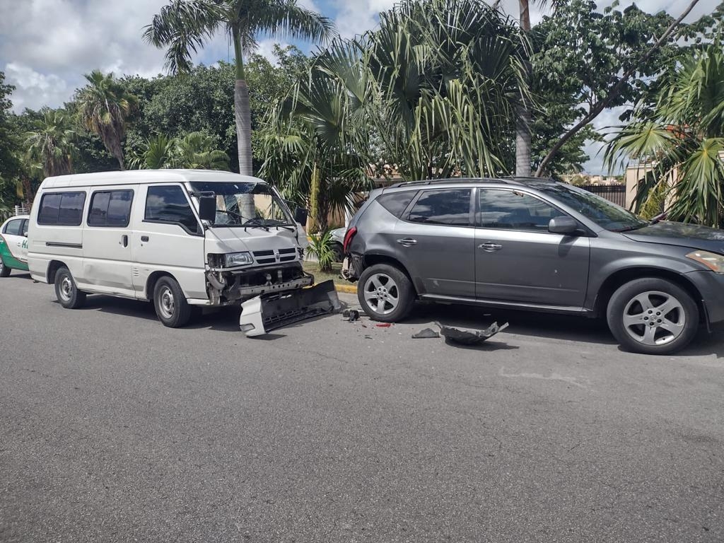 Las dos unidades quedaron en la zona del accidente en la Supermanzana 50 de Cancún para el peritaje correspondiente