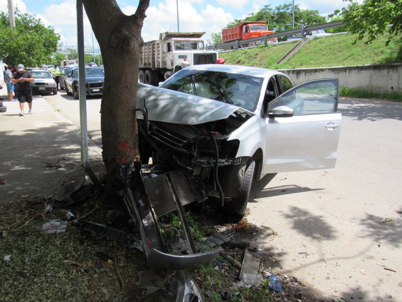Conductor dormita y choca contra un árbol en el lateral del Periférico de Mérida