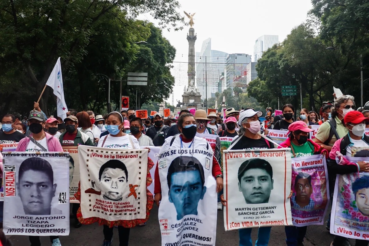 Un juez federal ordenó detener a exfuncionarios del exgobernador Ángel Aguirre Rivero por el caso de la desaparición de los 43 normalistas de Ayotzinapa en 2014.