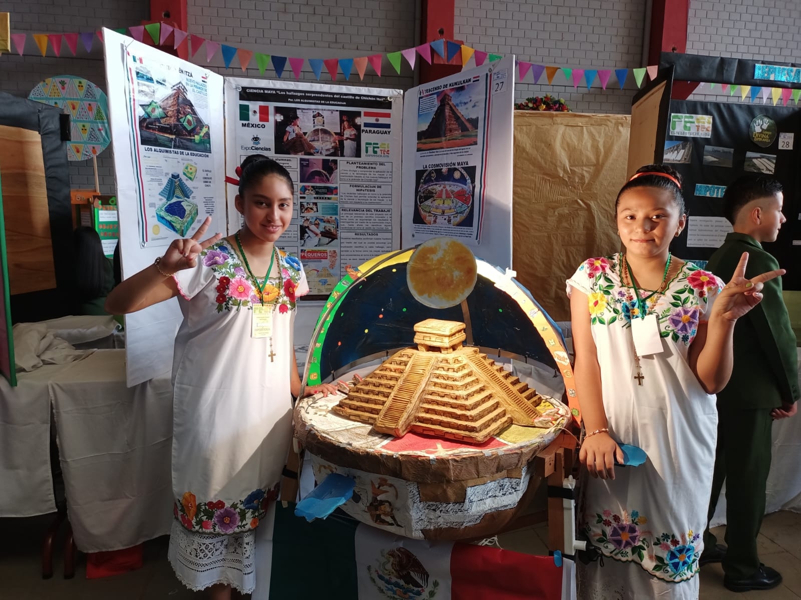 El proyecto escolar denominado “Ciencia maya: los hallazgos sorprendentes del Castillo de Chichén Itzá”, es con el que participan las estudiantes yucatecas El proyecto escolar denominado “Ciencia maya: los hallazgos sorprendentes del Castillo de Chichén Itzá”, es con el que participan las estudiantes yucatecas
