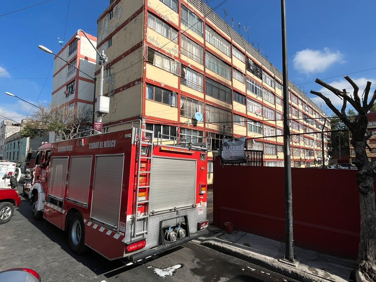 El incendio generado presuntamente por un cortocircuito fue controlado por bomberos de la CDMX en la Alcaldía Cuauhtémoc