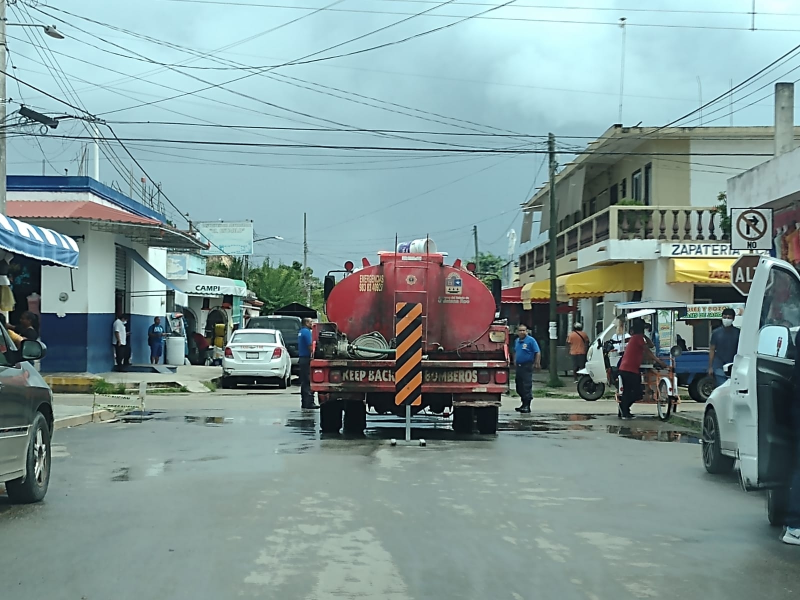 La pipa del Cuerpo de Bomberos en Carrillo Puerto quedó varada sobre la avenida Lázaro Cárdenas, lo que causó un bloqueo vial cerca del mercado municipal