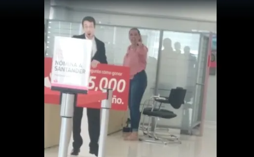 Mujer que se hacía pasar pasar por agende de la DEA agrede a empleados en un banco: VIDEO Mujer que se hacía pasar pasar por agende de la DEA agrede a empleados en un banco: VIDEO