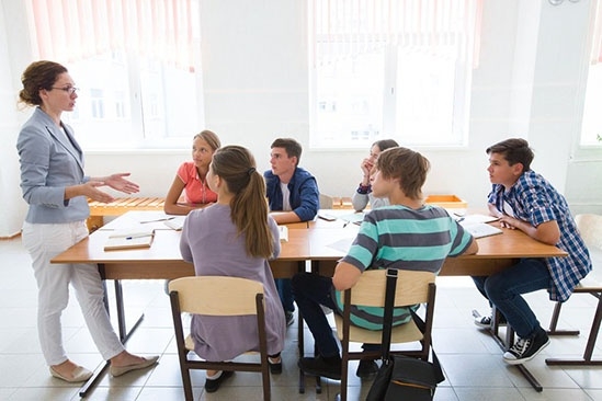 Los maestros suelen interactuar con los alumnos, según el temperamento y la personalidad de cada uno.