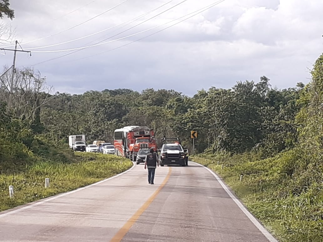 Pipa de gas se sale de la carretera y genera caos vial en José María Morelos Pipa de gas se sale de la carretera y genera caos vial en José María Morelos