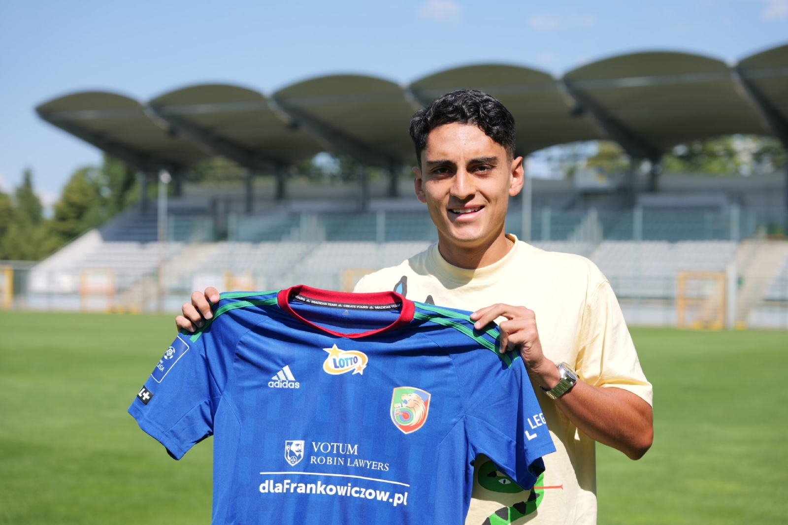 El jugador mexicano logró anotar su primer gol como parte del Miedz Legnica, en la Liga de Futbol de Polonia El jugador mexicano logró anotar su primer gol como parte del Miedz Legnica, en la Liga de Futbol de Polonia