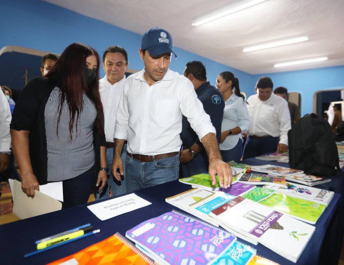 Mauricio Vila entregó útiles escolares a jóvenes de Teya