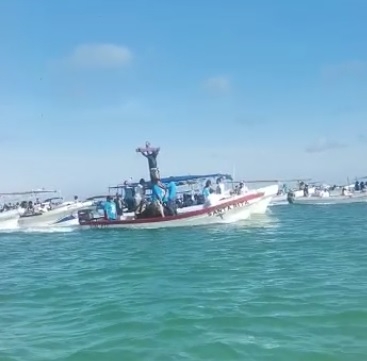Varias embarcaciones acompañaron a la imagen durante su recorrido
