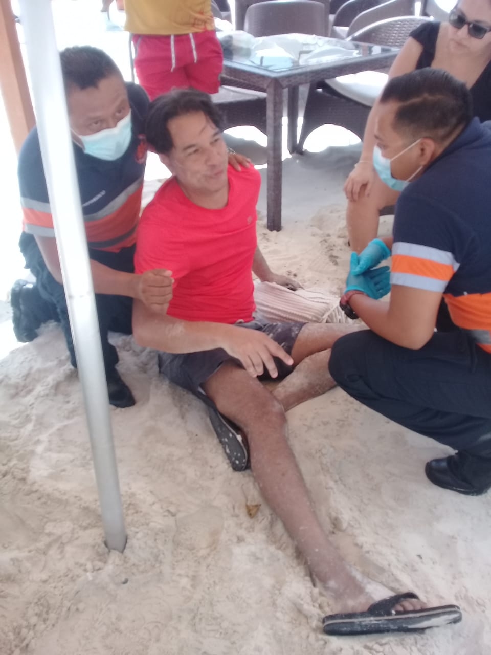 La tromba se movilizó a unos cuantos metros de la orilla del mar alzando a su paso sombrillas