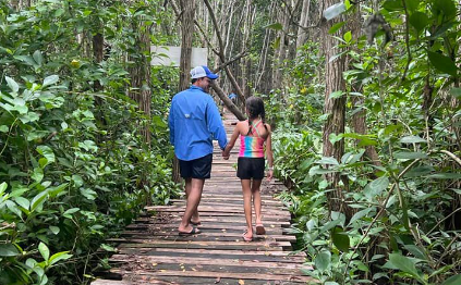 Mauricio Vila presume viaje a la costa yucateca con su familia