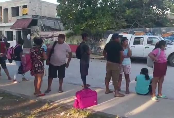 Regreso a clases genera largas filas en transporte público en Sisal Regreso a clases genera largas filas en transporte público en Sisal