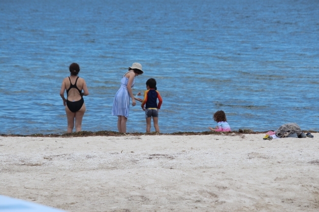 Los visitantes vivieron un paraíso al tener la playa para sí solos en una fatal temporada de vacaciones para los habitantes de los puertos del Estado