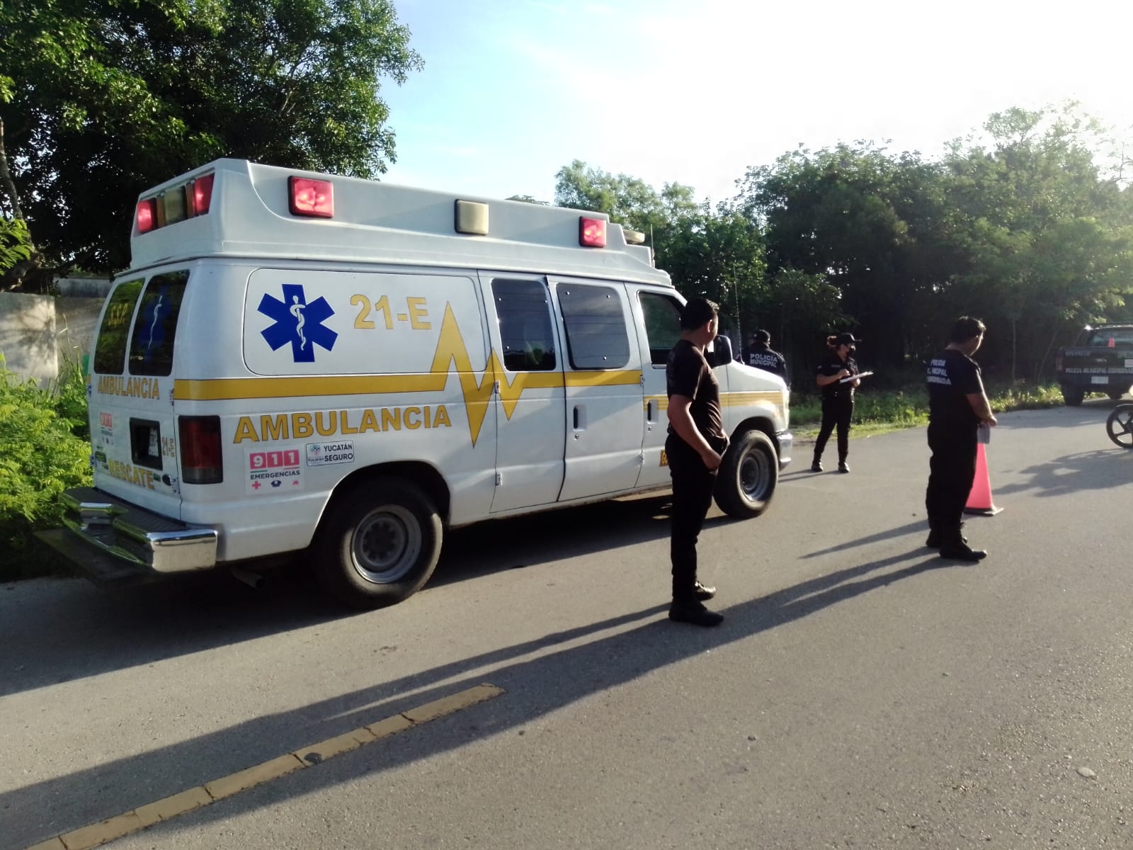 Paramédicos atendieron al motociclista, quien debido al fuerte impacto, terminó entre la maleza Paramédicos atendieron al motociclista, quien debido al fuerte impacto, terminó entre la maleza