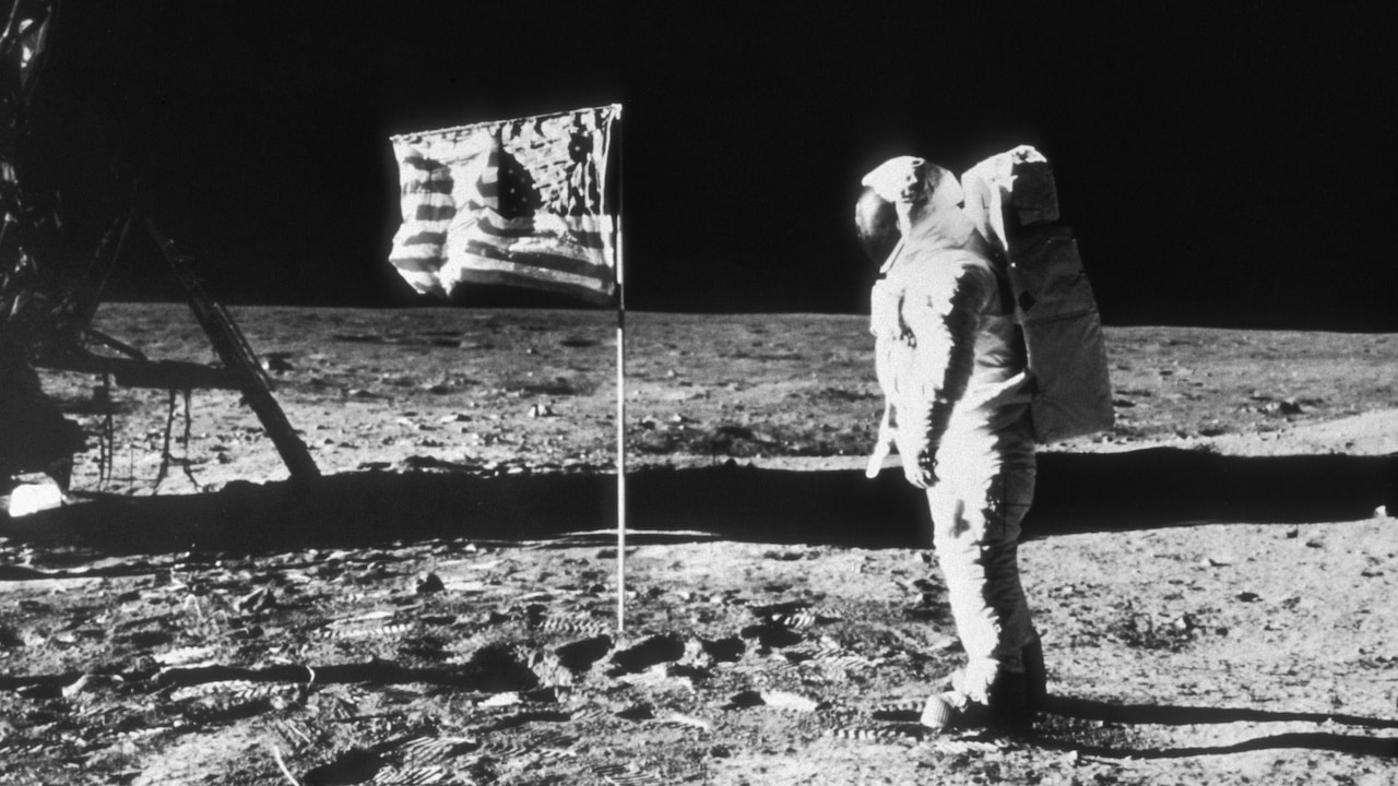 El astronauta Neil Armstrong pisaba la Luna, convirtiéndose en el primer hombre en alcanzar el satélite natural El astronauta Neil Armstrong pisaba la Luna, convirtiéndose en el primer hombre en alcanzar el satélite natural
