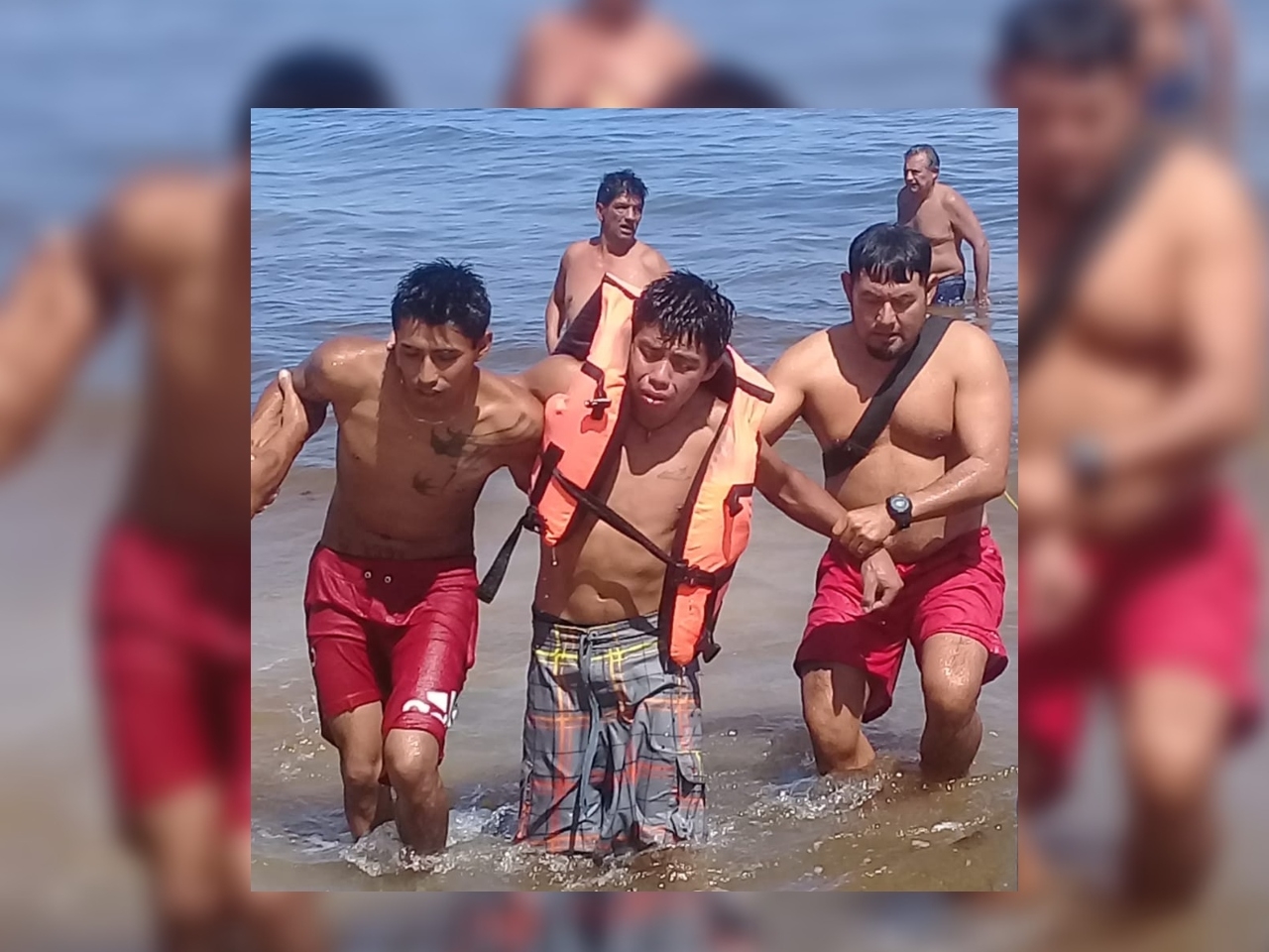 Uno de los turistas nacionales tuvo problemas para respirar luego de ser sacado del agua por guardavidas, por lo que fue revisado por paramédicos en Playa del Carmen Uno de los turistas nacionales tuvo problemas para respirar luego de ser sacado del agua por guardavidas, por lo que fue revisado por paramédicos en Playa del Carmen