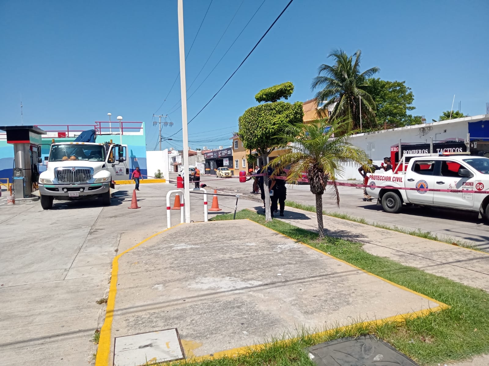Con agua y arena lograron esparcir el diesel del suelo Con agua y arena lograron esparcir el diesel del suelo