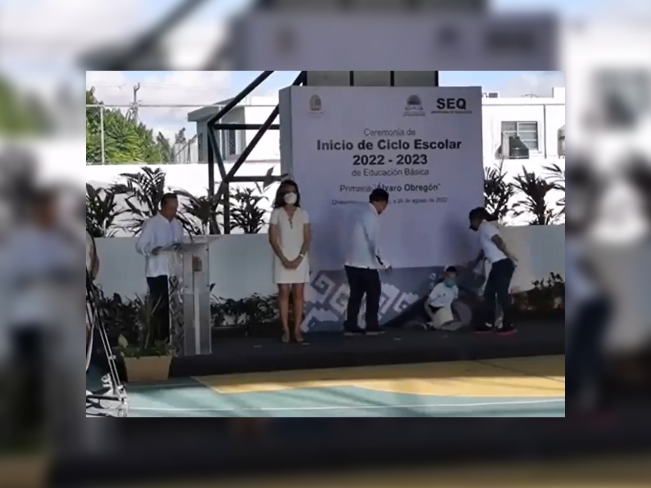 La menor fue atendida a un lado de donde el Gobernador de Quintana Roo daba un mensaje durante una transmisión en Chetumal La menor fue atendida a un lado de donde el Gobernador de Quintana Roo daba un mensaje durante una transmisión en Chetumal