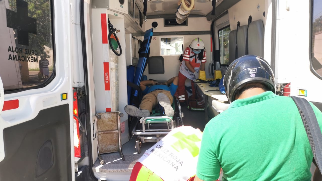 Paramédicos valoraron y trasladaron al herido a un centro hospitalario Paramédicos valoraron y trasladaron al herido a un centro hospitalario