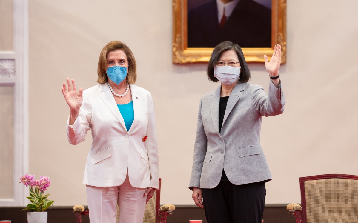El avión que transporta a la presidenta de la Cámara de Representantes de EU, Nancy Pelosi, despegó del aeropuerto Songshan de Taipéi