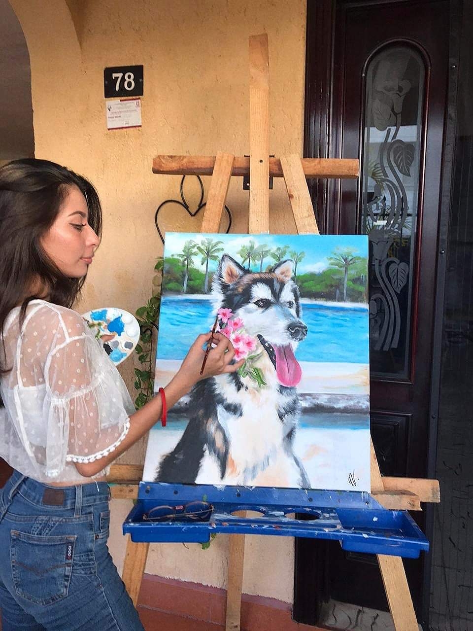 La joven de 22 años señala que ha pasado horas practicando y mejorando sus técnicas para pintar La joven de 22 años señala que ha pasado horas practicando y mejorando sus técnicas para pintar